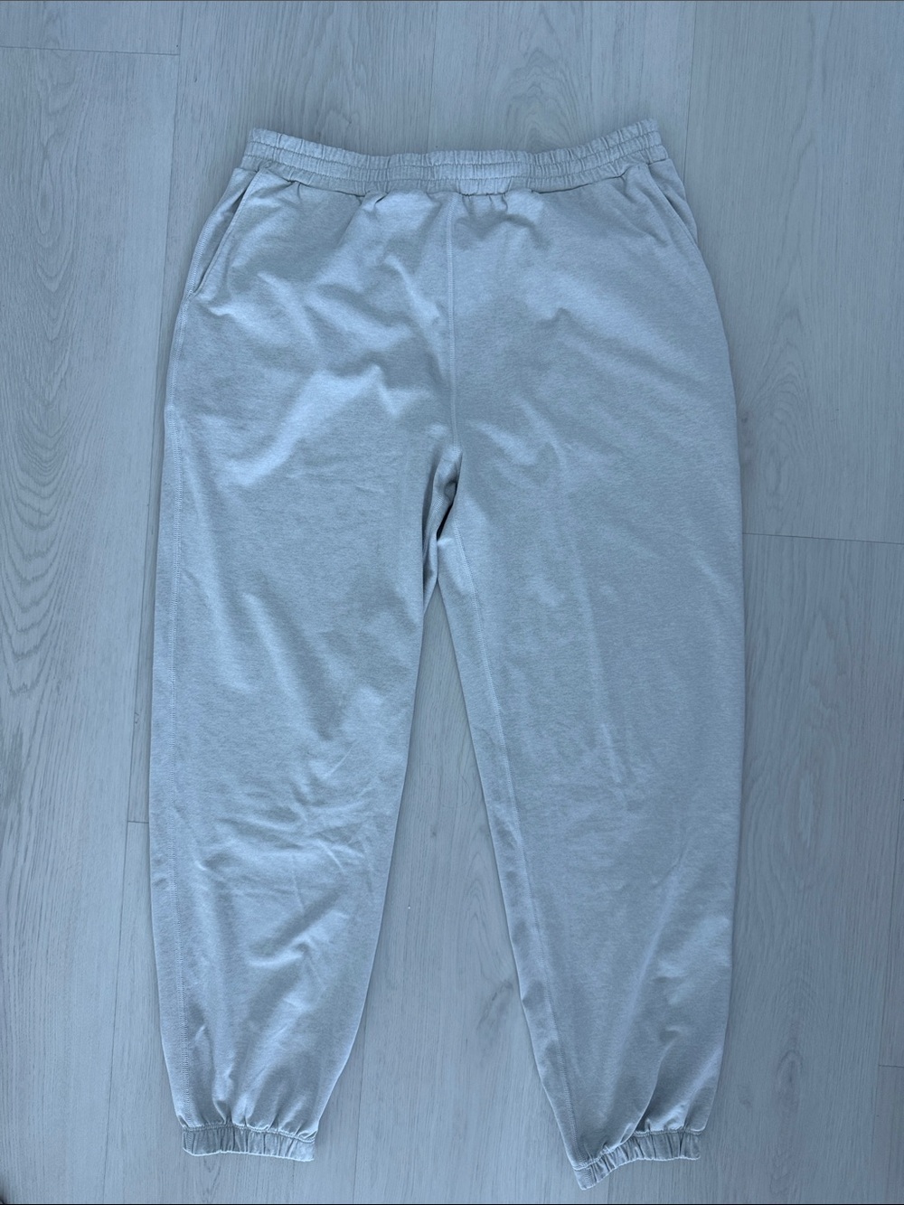 Vuori Light Gray Joggers in Size M